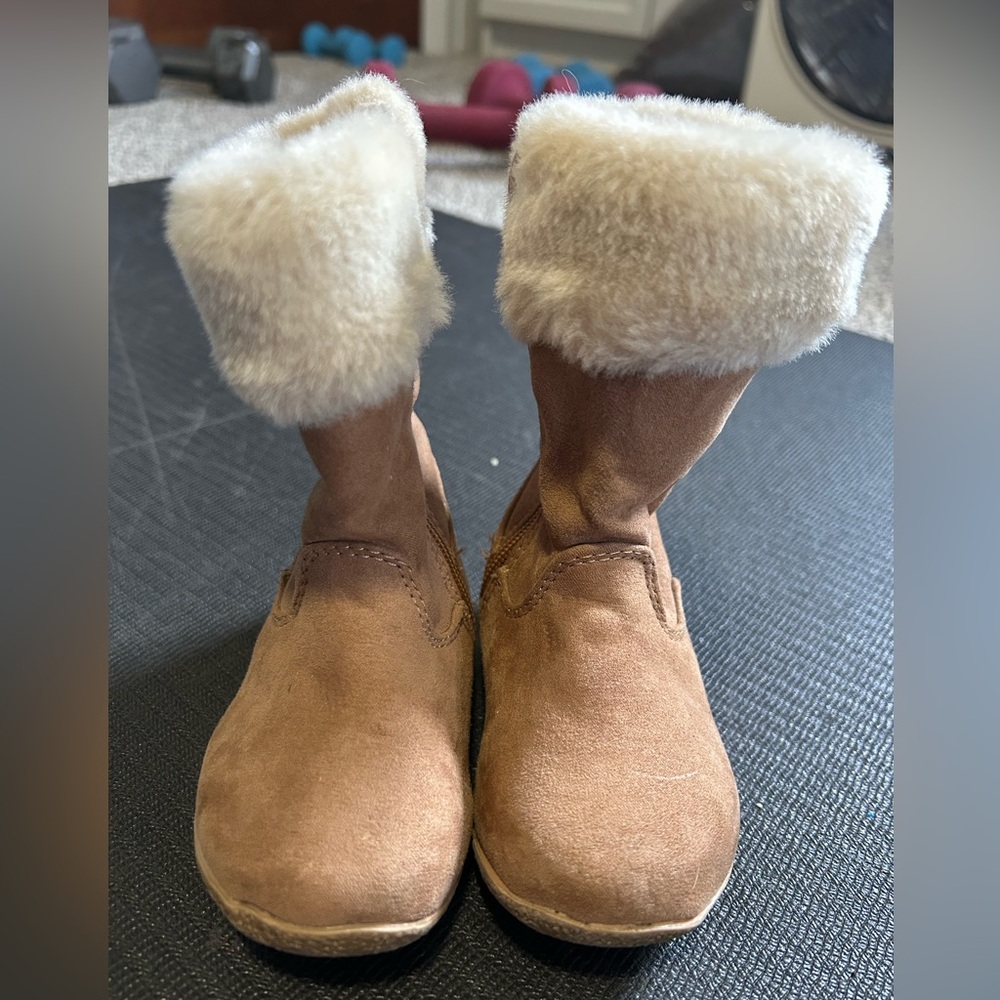 Cozy Tan Kids Boots side zip size 5 barely worn